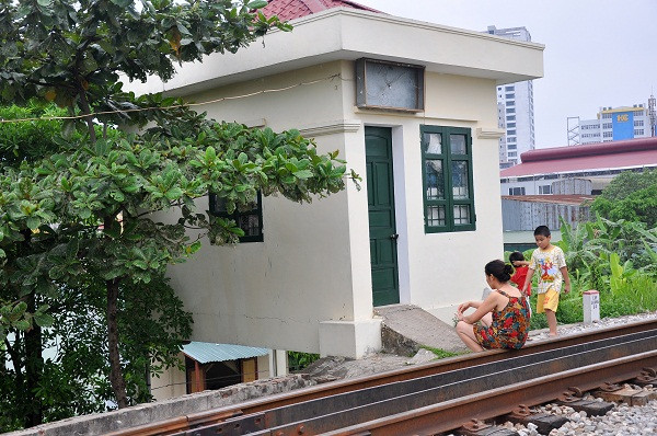 Phòng bảo vệ khu vực này thường xuyên đóng cửa. Cơ quan chức năng nơi đây cũng chưa có biện pháp gì để ngăn chặn tình trạng trên.