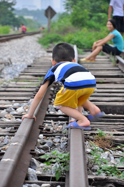 Nhiều em nhỏ cũng được thoải mái chạy nhảy trên các đường ray