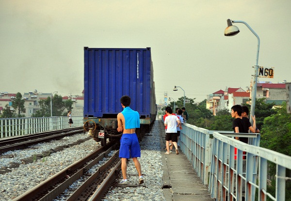Khi tàu chạy qua họ chỉ dạt vào các thành hành lang để đợi tàu qua mà không cần quan tâm tới việc nguy hiểm có thể xảy ra bất cứ lúc nào.