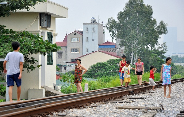 Từ người già, trẻ nhỏ đều xuất hiện trên khu vực cầu dẫn này bất chấp sự nguy hiểm