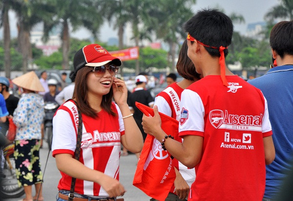 Những khoảnh khắc vui vẻ của người hâm mộ trước khi buổi tập của CLB Arsenal. Những khoảnh khắc vui vẻ của người hâm mộ trước khi buổi tập của CLB Arsenal.