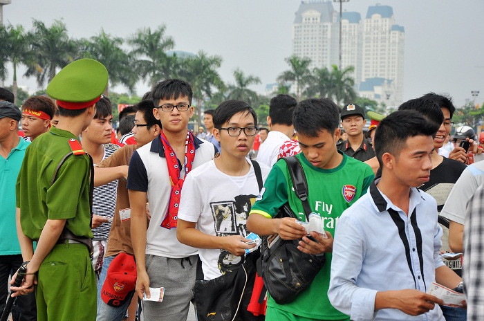 Người hâm mộ háo hức xếp hàng quan trạm soát vé Người hâm mộ háo hức xếp hàng quan trạm soát vé