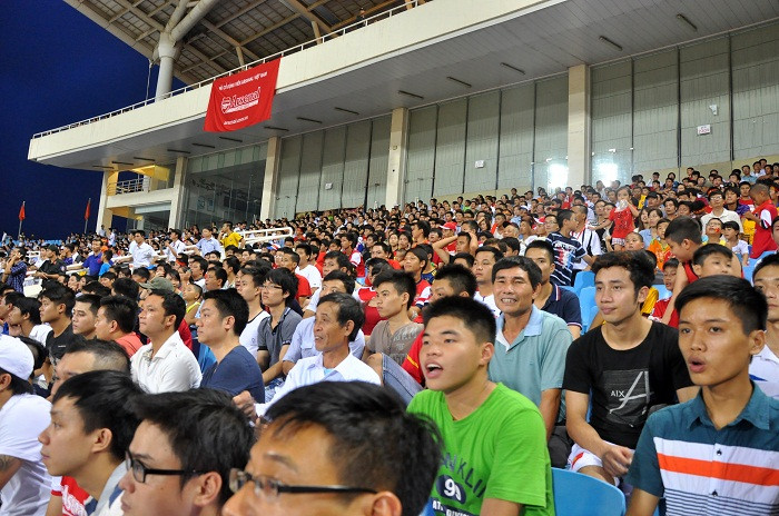 Các khán đài A, B trật kín các CĐV hò reo khi thấy các Pháo thủ tập luyện. Các khán đài A, B trật kín các CĐV hò reo khi thấy các Pháo thủ tập luyện.