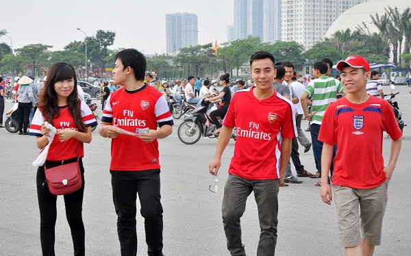 Háo hức chờ xem tận mắt các thần tượng các thần tượng đến sân tập. Háo hức chờ xem tận mắt các thần tượng các thần tượng đến sân tập.