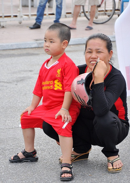 Fan nhí cũng có mặt cùng người thân để xem các Pháo thủ Fan nhí cũng có mặt cùng người thân để xem các Pháo thủ