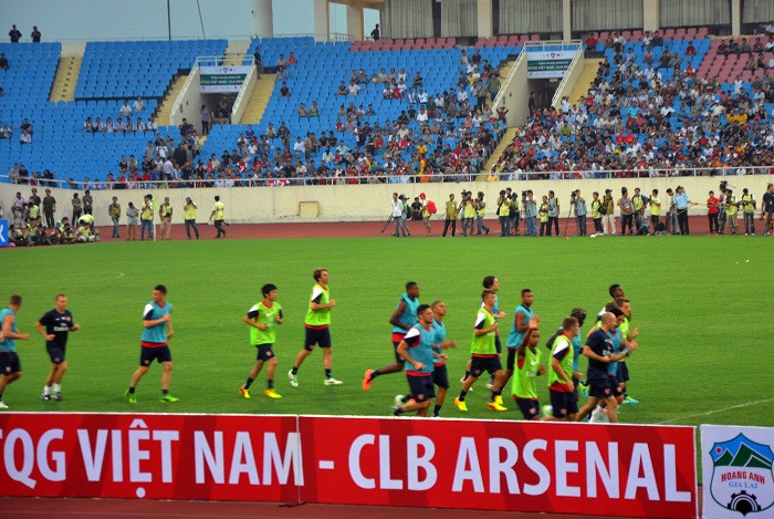 Lần lượt các cầu thủ xuất hiện trên sân Mỹ Đình cùng với tiếng hò reo cuồng nhiệt của các CĐV. Lần lượt các cầu thủ xuất hiện trên sân Mỹ Đình cùng với tiếng hò reo cuồng nhiệt của các CĐV.