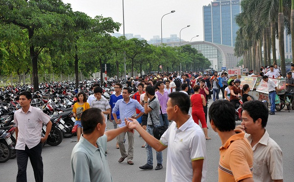 Khu vực trước cổng sân vận động Mỹ Đình trật kín CĐV yêu thể thao. Khu vực trước cổng sân vận động Mỹ Đình trật kín CĐV yêu thể thao.