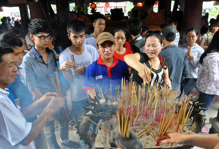 Khói nghi ngút tại khu vực được phép cắm hương Khói nghi ngút tại khu vực được phép cắm hương