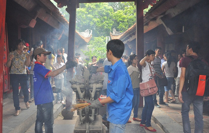Các bạn thanh niên tình nguyện phải vất vả dập nhang đang cháy Các bạn thanh niên tình nguyện phải vất vả dập nhang đang cháy