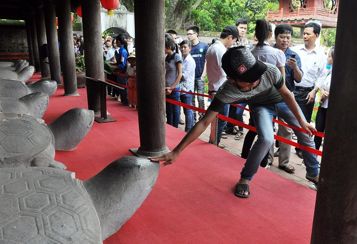 Nhanh tay vào sờ đầu rùa Nhanh tay vào sờ đầu rùa