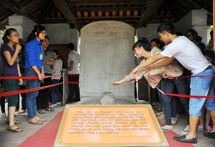Các bạn sinh viên giường như đã bọ bất lực... Các bạn sinh viên giường như đã bọ bất lực...
