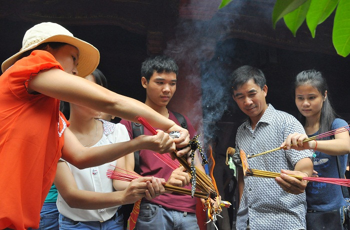 Mỗi người chỉ được phép cắm một nén nhang nhưng nhiều người đốt cả lắm Mỗi người chỉ được phép cắm một nén nhang nhưng nhiều người đốt cả lắm