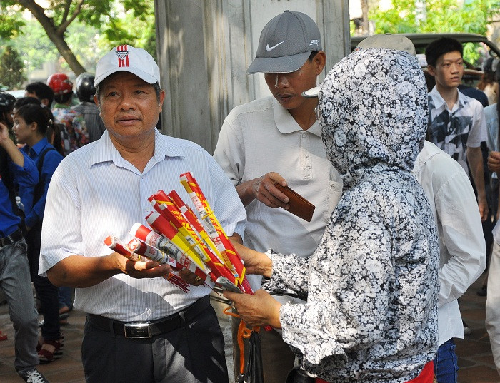 Dịch vụ ăn theo như bán nước, bán hương bên ngoài cổng vẫn ngang nhiên hoạt động Dịch vụ ăn theo như bán nước, bán hương bên ngoài cổng vẫn ngang nhiên hoạt động