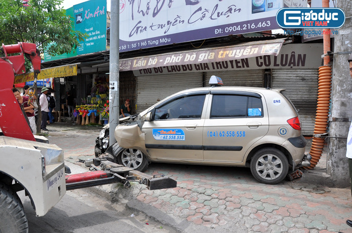 Xe nằm gọn giữa 2 cột điện trên vỉa hè Xe nằm gọn giữa 2 cột điện trên vỉa hè