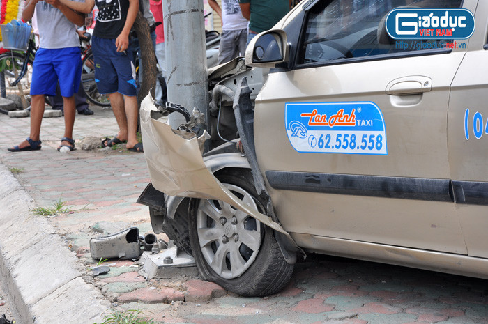 Phần đầu phía bên trái và lốp xe đều bị hư hỏng nặng Phần đầu phía bên trái và lốp xe đều bị hư hỏng nặng