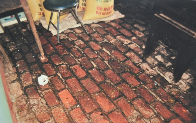 Hiện trường vụ việc (gian giữa) nhà ông Nam bị nhóm côn đồ đập phá và chém ông trọng thương Hiện trường vụ việc (gian giữa) nhà ông Nam bị nhóm côn đồ đập phá và chém ông trọng thương