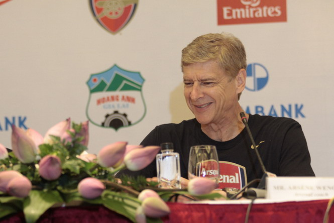 HLV Arsene Wenger tại buổi họp báo