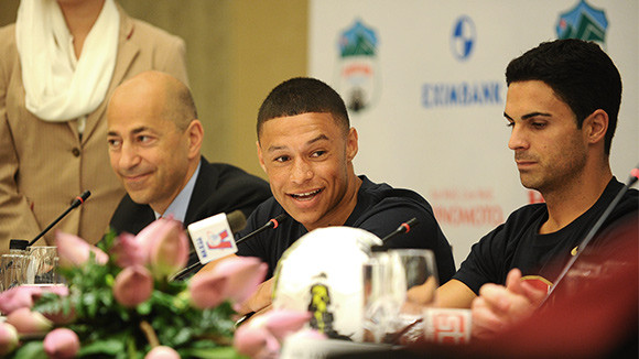 Tiền vệ Chamberlain và Arteta ấn tượng về người hâm mộ Việt Nam.