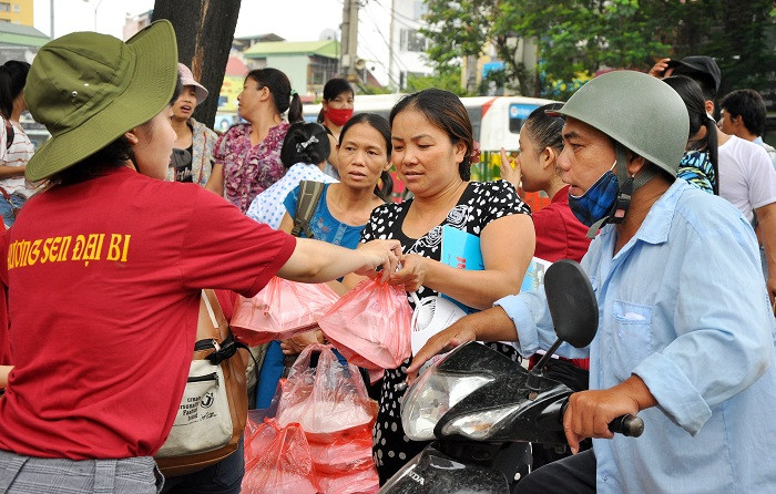 Nhiều phụ huynh phía ngoài cũng đã nhận cơm chay từ chương trình trong khi đợi các sĩ tử Nhiều phụ huynh phía ngoài cũng đã nhận cơm chay từ chương trình trong khi đợi các sĩ tử