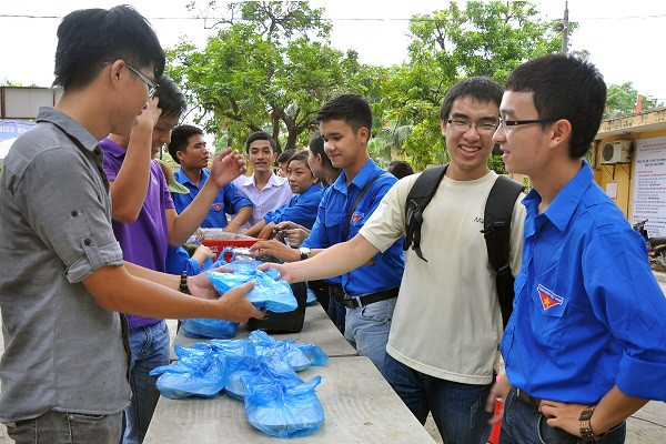 450 suất cơm mặn miễn phí của quỹ Khuyến học Đức tài cũng được các bạn SVTN trao tới sĩ tử 450 suất cơm mặn miễn phí của quỹ Khuyến học Đức tài cũng được các bạn SVTN trao tới sĩ tử