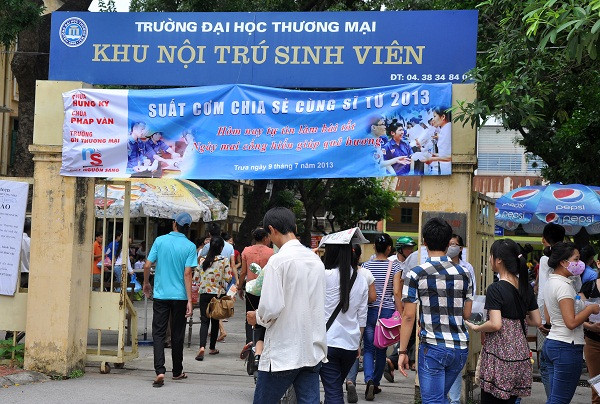 Kết thúc môn thi buổi sáng, kí túc trường Thương Mại rất đông sĩ tử và người nhà tới nhận cơm Kết thúc môn thi buổi sáng, kí túc trường Thương Mại rất đông sĩ tử và người nhà tới nhận cơm