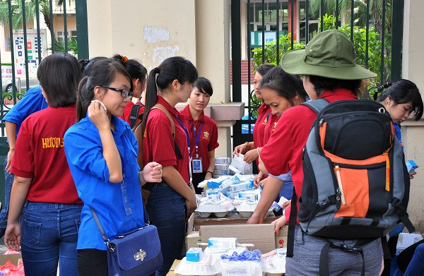 Chưa tới 10 giờ nhưng nhiều bạn tình nguyện đã chuẩn bị trước những suất cơm chay miễn phí để trao cho các em sĩ tử Chưa tới 10 giờ nhưng nhiều bạn tình nguyện đã chuẩn bị trước những suất cơm chay miễn phí để trao cho các em sĩ tử