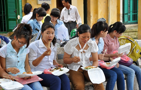 Bữa trưa ại kí túc trường ĐH Thương Mại, sĩ tử và phụ huynh Bữa trưa ại kí túc trường ĐH Thương Mại, sĩ tử và phụ huynh