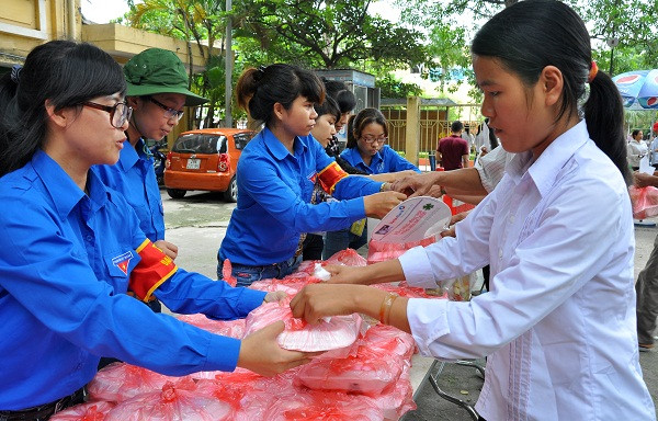 Hơn 500 suất cơm chay miễn phí được trao tới sĩ tử và phụ huynh Hơn 500 suất cơm chay miễn phí được trao tới sĩ tử và phụ huynh