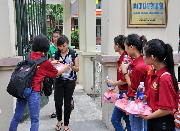 Tình nguyện viên của chương trình "Hoa Sen Đại Bi" đã túc trực trước lối ra để trao cơm cho các sĩ tử vừa bước ra phòng thi. Tình nguyện viên của chương trình "Hoa Sen Đại Bi" đã túc trực trước lối ra để trao cơm cho các sĩ tử vừa bước ra phòng thi.