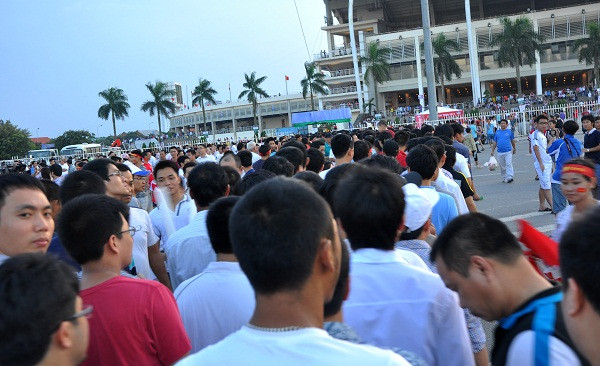 Những hàng dài trước khu vực soát vé vào cửa.