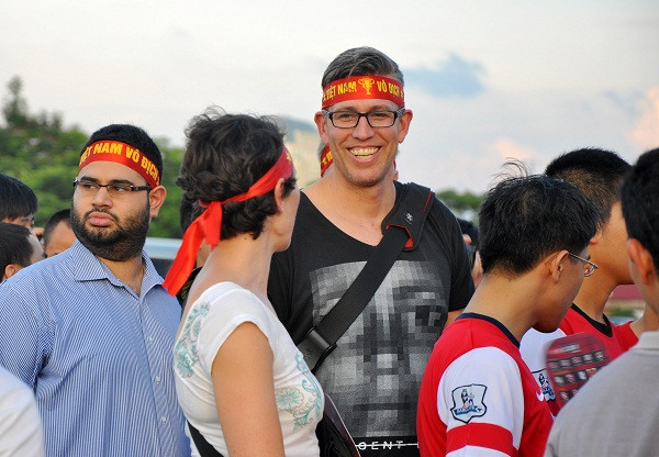 Những NHM người nước ngoài cũng có mặt để đón xem trận đấu giao hữu ý nghĩa này.