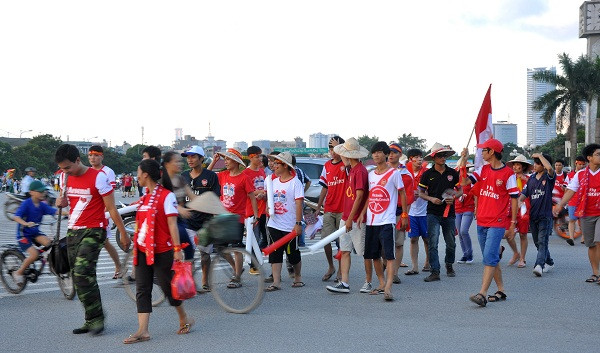 Dòng người cứ nườm nượt đổ về phía cổng soát vé mỗi lúc một đông hơn.