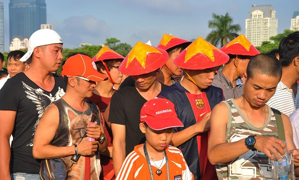 Những trang phục ấn tượng để theo dõi trận đấu.