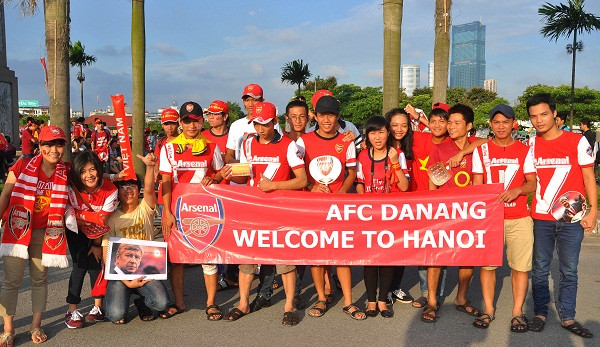 Các fan Arsenal sôi động trước giờ trận đấu diễn ra.
