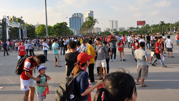 Các tuyến đường quanh SVĐQG như: Lê Hữu Thọ, Lê Quang Đạo… cũng trật kín NHM.