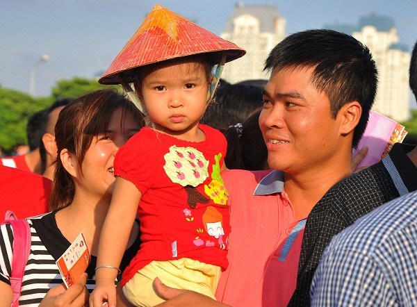 Những CĐV nhí cũng được đi cùng người thân tới xem trận đấu