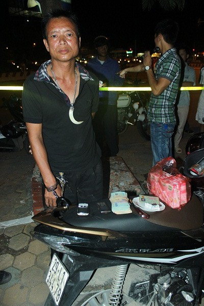 Đối tượng Đặng Ngọc Chuyển cùng tang vật đo Y7/141 thu giữ được tại hiện trường