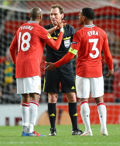 Ashley Young và Evra (phải) khiếu nại trọng tài sau bàn thua thứ 3 của M.U - Ảnh: Reuters Ashley Young và Evra (phải) khiếu nại trọng tài sau bàn thua thứ 3 của M.U - Ảnh: Reuters