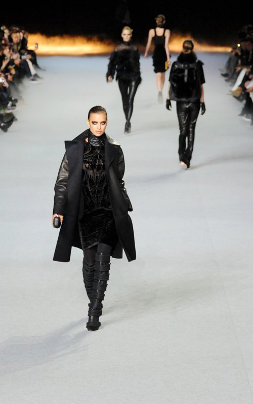 Người tình Ronaldo ngực trần ôm... dép ảnh 6 Người đẹp 26 tuổi hiện có mặt tại Pháp, tham dự tuần lễ thời trang Paris. Hôm 7/3, Irina sải bước trên sàn catwalk giới thiệu bộ sưu tập thu đông của Kanye West