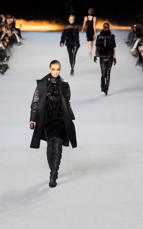 Người đẹp 26 tuổi hiện có mặt tại Pháp, tham dự tuần lễ thời trang Paris. Hôm 7/3, Irina sải bước trên sàn catwalk giới thiệu bộ sưu tập thu đông của Kanye West