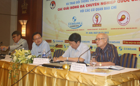 BTC giải, trưởng ban trọng tài và đại diện VPF trao đổi thông tin với báo chí. Ảnh: B.B BTC giải, trưởng ban trọng tài và đại diện VPF trao đổi thông tin với báo chí. Ảnh: B.B