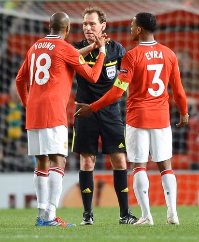 Ashley Young và Evra (phải) khiếu nại trọng tài sau bàn thua thứ 3 của M.U - Ảnh: Reuters