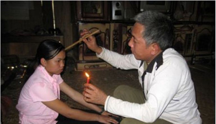 Ở Sơn La, ít người không biết tới thầy Mo Vi Văn Cán, người được coi là truyền nhân của Ma Hút Lường Văn Hối Sông Mã, Sơn La với biệt tài hút đạn bằng ống tre. Đến bản Pá Công, cũng là lúc anh chàng người Thái rơi vào trạng thái mê man bất tỉnh, không biết gì nữa, hơi thở cực kỳ yếu ớt. Ông thầy lang vội bày ra mâm cúng nhỏ bao gồm một bát hương, bát gạo sống, hai quả trứng gà, bát nước màu đen có cắm một nhành cây, và ba chén rượu. Ông lang ngay tức khắc thắp một nén hương, rì rầm khấn vái bằng những ngôn ngữ rất khó hiểu. Ở Sơn La, ít người không biết tới thầy Mo Vi Văn Cán, người được coi là truyền nhân của Ma Hút Lường Văn Hối Sông Mã, Sơn La với biệt tài hút đạn bằng ống tre. Đến bản Pá Công, cũng là lúc anh chàng người Thái rơi vào trạng thái mê man bất tỉnh, không biết gì nữa, hơi thở cực kỳ yếu ớt. Ông thầy lang vội bày ra mâm cúng nhỏ bao gồm một bát hương, bát gạo sống, hai quả trứng gà, bát nước màu đen có cắm một nhành cây, và ba chén rượu. Ông lang ngay tức khắc thắp một nén hương, rì rầm khấn vái bằng những ngôn ngữ rất khó hiểu.