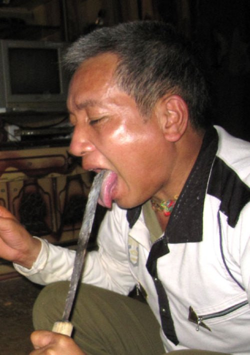 Tiếng cháy xèo xèo trong khi khuôn mặt ông vẫn bình thản, như không có chuyện gì xảy ra. Sau mấy lần liếm và thổi, sắc mặt bệnh nhân đã dần dần trở lại bình thường, hơi thở không còn yếu ớt như trước nữa. Ông quay lại bảo với người nhà rằng đã hút hết tất cả các đầu đạn găm trong người. Cho về nhà nghỉ ngơi an dưỡng, trong vòng một tuần đến hai tuần, bệnh nhân sẽ hoàn toàn bình phục. Người bị rắn độc cắn, dù nặng đến đâu, nhưng ông chỉ cần dùng ống nứa, ba quả cau, ba lá trầu tươi là người đó khỏi bệnh. Cách chữa trị kỳ lạ của ông rất ly kỳ nhưng theo nhiều người địa phương, lại hiệu quả. Tiếng cháy xèo xèo trong khi khuôn mặt ông vẫn bình thản, như không có chuyện gì xảy ra. Sau mấy lần liếm và thổi, sắc mặt bệnh nhân đã dần dần trở lại bình thường, hơi thở không còn yếu ớt như trước nữa. Ông quay lại bảo với người nhà rằng đã hút hết tất cả các đầu đạn găm trong người. Cho về nhà nghỉ ngơi an dưỡng, trong vòng một tuần đến hai tuần, bệnh nhân sẽ hoàn toàn bình phục. Người bị rắn độc cắn, dù nặng đến đâu, nhưng ông chỉ cần dùng ống nứa, ba quả cau, ba lá trầu tươi là người đó khỏi bệnh. Cách chữa trị kỳ lạ của ông rất ly kỳ nhưng theo nhiều người địa phương, lại hiệu quả.