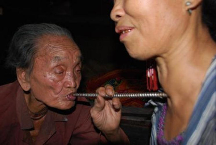 Trước ông Phiêm có tới hai ống hút nhưng cái ống dài không hút ra bệnh. Ông bảo cả hai cái đều được người nhà trời gửi xuống (có người dân địa phương nói do máy bay địch xưa bị bắn rơi nên ông Phiêm ra lấy một đoạn ống về làm ống hút -PV). Cái ống hút ra đủ thứ. Thứ như hòn than. Thứ như mẩu đá. Đặc biệt có lần ra cả con trùng đầu đỏ đang ngo ngoe hay con cua nhỏ còn ngọ nguậy càng cẳng. Bệnh hủi hút sẽ nhổ ra côn trùng, bệnh sưng phù toàn thân hút sẽ nhổ ra cua. Trước ông Phiêm có tới hai ống hút nhưng cái ống dài không hút ra bệnh. Ông bảo cả hai cái đều được người nhà trời gửi xuống (có người dân địa phương nói do máy bay địch xưa bị bắn rơi nên ông Phiêm ra lấy một đoạn ống về làm ống hút -PV). Cái ống hút ra đủ thứ. Thứ như hòn than. Thứ như mẩu đá. Đặc biệt có lần ra cả con trùng đầu đỏ đang ngo ngoe hay con cua nhỏ còn ngọ nguậy càng cẳng. Bệnh hủi hút sẽ nhổ ra côn trùng, bệnh sưng phù toàn thân hút sẽ nhổ ra cua.