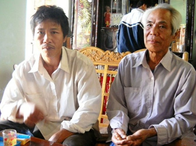 Ông Thái cho biết, chữa rắn cắn bằng ống nứa và cau trầu là nghề gia truyền bao đời nay của gia đình ông. Mẹ ông là cụ bà Bùi Thị Thao, chính là người tìm ra phương pháp chữa rắn cắn kỳ lạ này. Chính cụ Thao đã cứu sống rất nhiều người bằng cách chữa trị này. Sau khi cụ qua đời đã truyền lại cho ông kèm theo lời dặn: “Để trở thành một lương y tốt là việc rất khó, con phải biết trân trọng nghề để tận tâm cứu chữa người bệnh”. Thừa hưởng bí quyết được mẹ truyền lại cho, ông Thái đã vận dụng nó cứu sống hàng trăm người thoát khỏi lưỡi hái của tử thần. Nói rồi ông thắp hương khấn vái bàn thờ tổ tiên xin lấy vật dùng để chữa rắn cắn cho tôi xem. Ông Thái cho biết, chữa rắn cắn bằng ống nứa và cau trầu là nghề gia truyền bao đời nay của gia đình ông. Mẹ ông là cụ bà Bùi Thị Thao, chính là người tìm ra phương pháp chữa rắn cắn kỳ lạ này. Chính cụ Thao đã cứu sống rất nhiều người bằng cách chữa trị này. Sau khi cụ qua đời đã truyền lại cho ông kèm theo lời dặn: “Để trở thành một lương y tốt là việc rất khó, con phải biết trân trọng nghề để tận tâm cứu chữa người bệnh”. Thừa hưởng bí quyết được mẹ truyền lại cho, ông Thái đã vận dụng nó cứu sống hàng trăm người thoát khỏi lưỡi hái của tử thần. Nói rồi ông thắp hương khấn vái bàn thờ tổ tiên xin lấy vật dùng để chữa rắn cắn cho tôi xem.