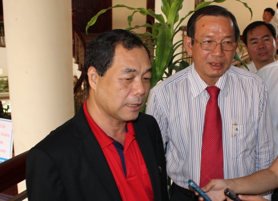 Sau khi ông Nguyễn Đức Kiên (Bầu Kiên) và ông Lý Xuân Hải bị bắt, thị trường lại một phen chấn động bởi hàng loạt tin đồn thất thiệt tung ra trong thời điểm cực kỳ nhạy cảm này. Bên lề Lễ Ký kết hợp đồng tín dụng hỗ trợ doanh nghiệp nhỏ và vừa diễn ra sáng ngày 28/08, ông Trầm Bê - Phó Chủ tịch HĐQT Ngân hàng Sacombank (STB) đã bác tin đồn ông bị bắt. Sau khi ông Nguyễn Đức Kiên (Bầu Kiên) và ông Lý Xuân Hải bị bắt, thị trường lại một phen chấn động bởi hàng loạt tin đồn thất thiệt tung ra trong thời điểm cực kỳ nhạy cảm này. Bên lề Lễ Ký kết hợp đồng tín dụng hỗ trợ doanh nghiệp nhỏ và vừa diễn ra sáng ngày 28/08, ông Trầm Bê - Phó Chủ tịch HĐQT Ngân hàng Sacombank (STB) đã bác tin đồn ông bị bắt.