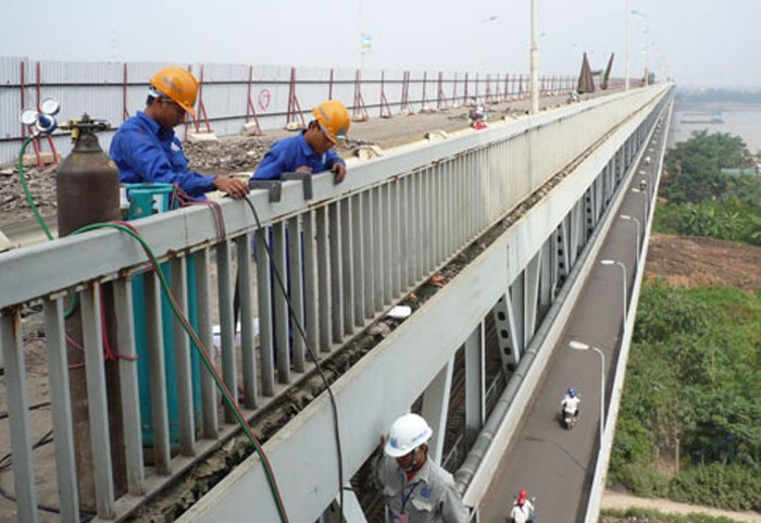 Hôm xảy ra án mạng, tại cơ quan vợ, Lâm cố tình gây sự, đánh đập sau đó cưỡng ép chị H. phải đi cùng y bằng chính chiếc xe máy của chị H. Khi người nhà chị H. đến nơi thì Lâm đã đưa chị H. đi. Sự việc sau đó được trình báo đến CQĐT CATP Hà Nội. Suốt từ thời điểm đó, không ai liên lạc được với chị H. Về phần Lâm, anh ta gọi điện cho người nhà chị H., nói sẽ đưa chị H. về nhà vào tối 8-8, nhưng sau đó Lâm tắt điện thoại và không đưa chị H. về nhà. Hôm xảy ra án mạng, tại cơ quan vợ, Lâm cố tình gây sự, đánh đập sau đó cưỡng ép chị H. phải đi cùng y bằng chính chiếc xe máy của chị H. Khi người nhà chị H. đến nơi thì Lâm đã đưa chị H. đi. Sự việc sau đó được trình báo đến CQĐT CATP Hà Nội. Suốt từ thời điểm đó, không ai liên lạc được với chị H. Về phần Lâm, anh ta gọi điện cho người nhà chị H., nói sẽ đưa chị H. về nhà vào tối 8-8, nhưng sau đó Lâm tắt điện thoại và không đưa chị H. về nhà.