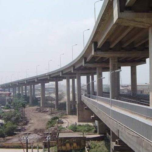 Tất bật đi tìm, ngày 9-8, gia đình chị H. phát hiện xe máy và CMND của chị H. bị cầm cố tại một hiệu cầm đồ ở thị xã Phúc Yên, tỉnh Vĩnh Phúc. Cùng thời gian này, CQĐT CATP Hà Nội đã xác minh và triệu tập Trần Văn Lâm đến làm việc. Qua đấu tranh, Lâm thú nhận đã sát hại chị H bằng cách ném xuống sông Hồng, đoạn khu vực cột 48-49 trên cầu Thăng Long. Hiên nay, xác chị H đã được phát hiện tại địa phận huyện Đông Hưng, Thái Bình. CQĐT CATP Hà Nội đang phối hợp với CAH Đông Hưng để điều tra, làm rõ vụ việc đặc biệt nghiêm trọng này. Tất bật đi tìm, ngày 9-8, gia đình chị H. phát hiện xe máy và CMND của chị H. bị cầm cố tại một hiệu cầm đồ ở thị xã Phúc Yên, tỉnh Vĩnh Phúc. Cùng thời gian này, CQĐT CATP Hà Nội đã xác minh và triệu tập Trần Văn Lâm đến làm việc. Qua đấu tranh, Lâm thú nhận đã sát hại chị H bằng cách ném xuống sông Hồng, đoạn khu vực cột 48-49 trên cầu Thăng Long. Hiên nay, xác chị H đã được phát hiện tại địa phận huyện Đông Hưng, Thái Bình. CQĐT CATP Hà Nội đang phối hợp với CAH Đông Hưng để điều tra, làm rõ vụ việc đặc biệt nghiêm trọng này.