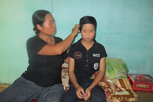 Hình ảnh T. và mẹ sau gần 1 tuần xảy ra vụ quăng quật xác thai nhi.